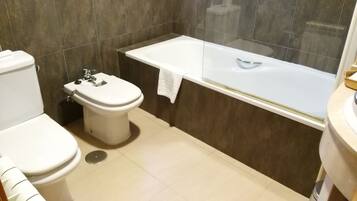 Gratis toiletartikelen, een haardroger, een bidet, handdoeken