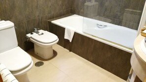 Free toiletries, hair dryer, bidet, towels - Hotel Alfageme (San Andres del Rabanedo)