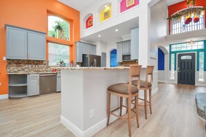 Frigorífic, microones, forn i placa de cuina