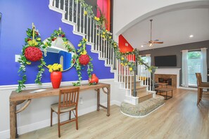 Interior - Centrally located Luxury Home Big Backyard 800 Mbps WiFi  10 Med Center Top golf (Houston)