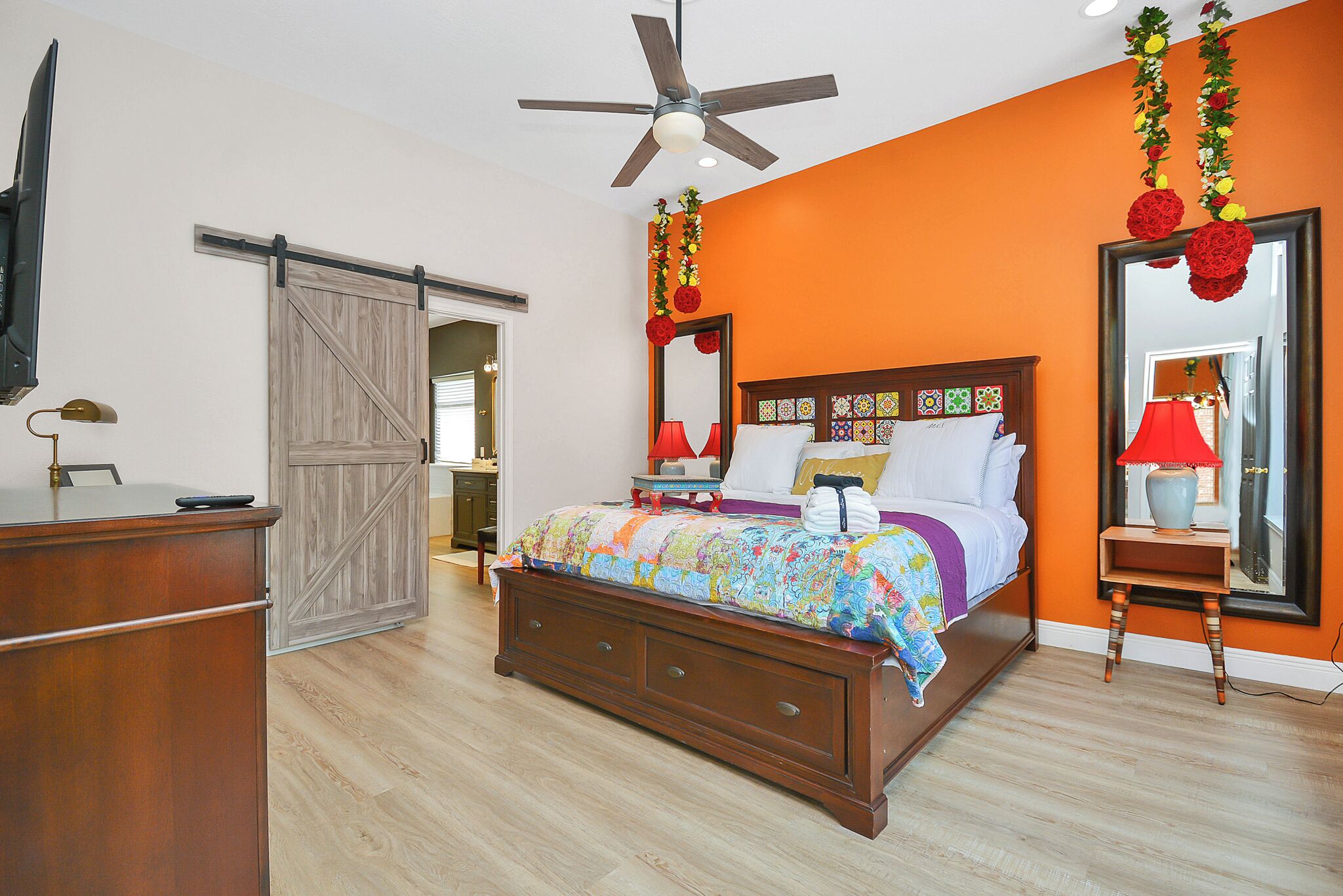 4 dormitorios, caja fuerte, escritorio y tabla de planchar con plancha