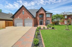 Exterior - Centrally located Luxury Home Big Backyard 800 Mbps WiFi  10 Med Center Top golf (Houston)