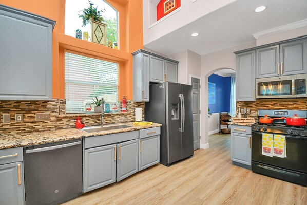 Fridge, microwave, oven, stovetop - Centrally located Luxury Home Big Backyard 800 Mbps WiFi  10 Med Center Top golf (Houston)