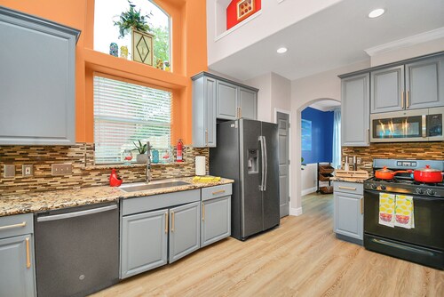 Centrally located Luxury Home Big Backyard 800 Mbps WiFi  10 Med Center Top golf