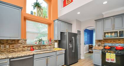Centrally located Luxury Home Big Backyard 800 Mbps WiFi 10 Med Center Top golf