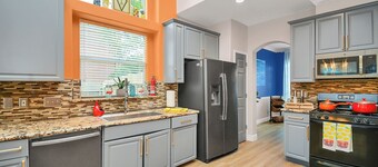 Centrally located Luxury Home Big Backyard 800 Mbps WiFi 10 Med Center Top golf