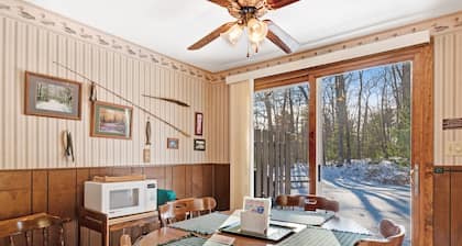 Cozy, family-friendly, riverview condo w/ a furnished patio & gas fireplace