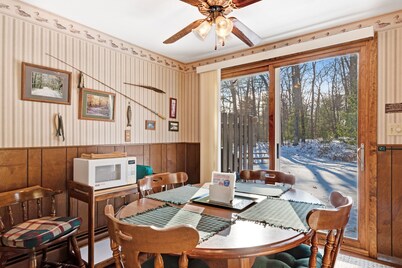 Cozy, family-friendly, riverview condo w/ a furnished patio & gas fireplace