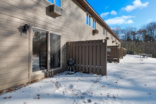 Cozy, family-friendly, riverview condo w/ a furnished patio & gas fireplace