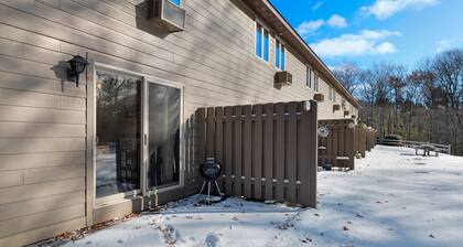 Cozy, family-friendly, riverview condo w/ a furnished patio & gas fireplace