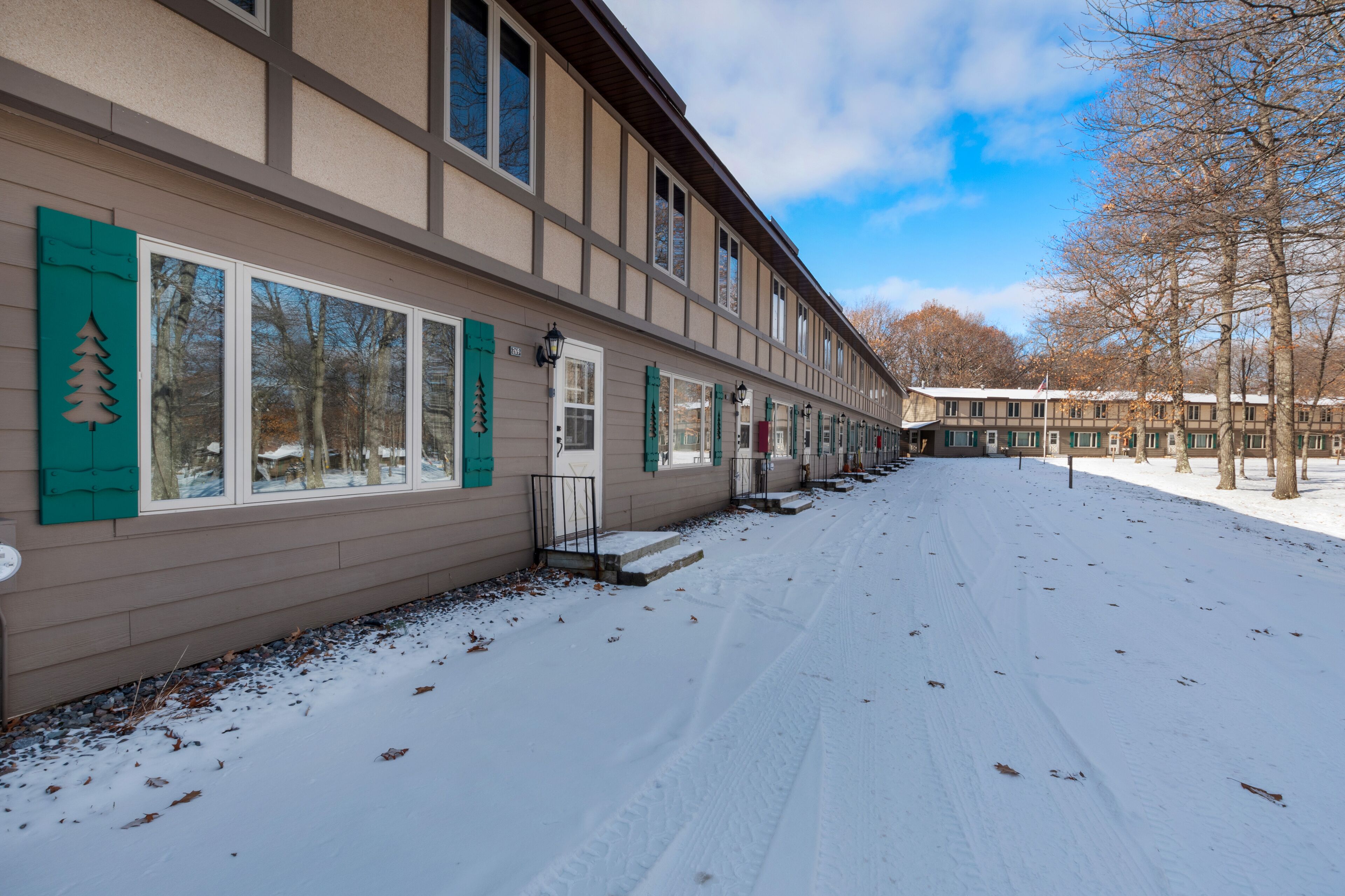 Cozy, family-friendly, riverview condo w/ a furnished patio & gas fireplace