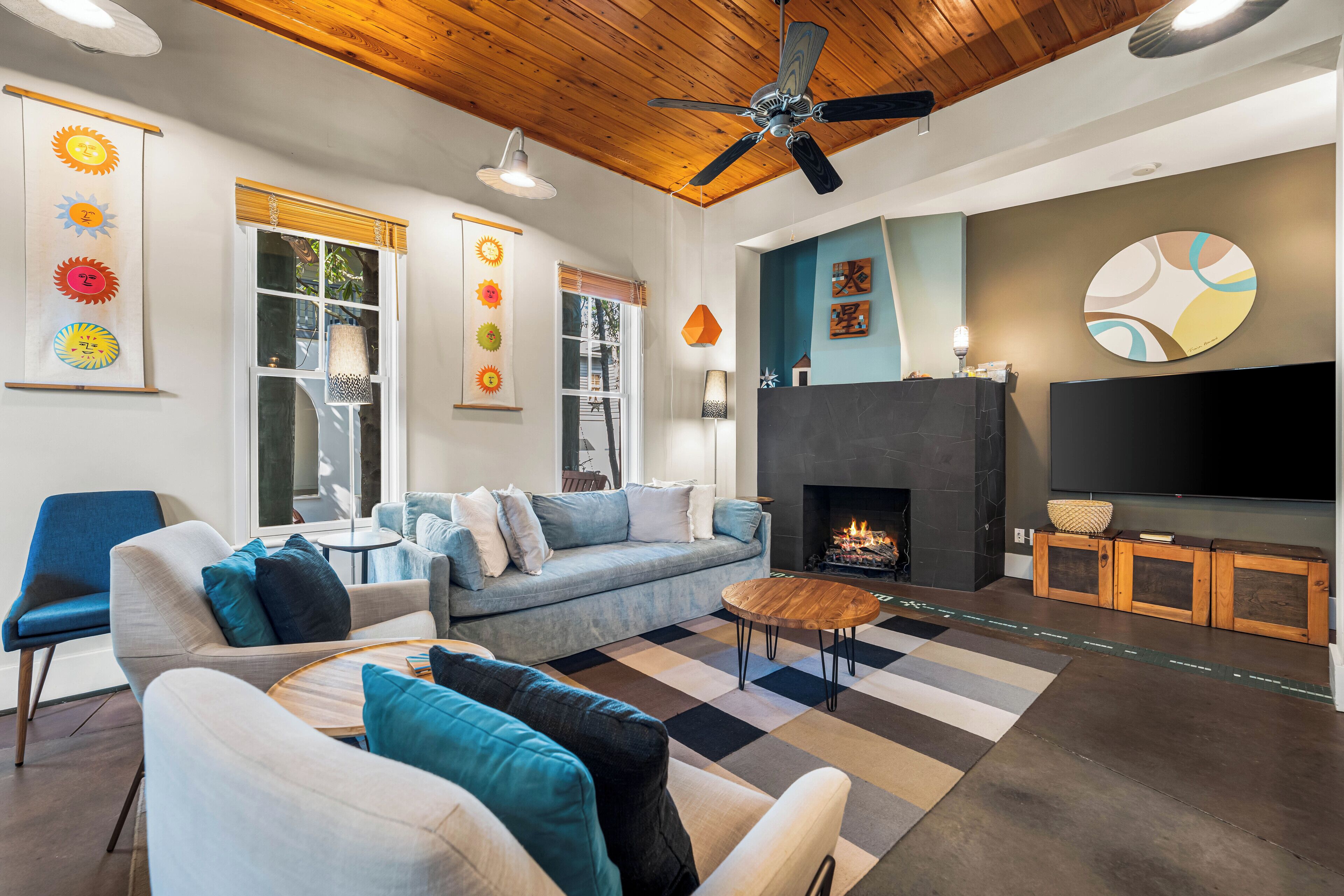 Télévision, cheminée, lecteur de DVD, vidéothèque