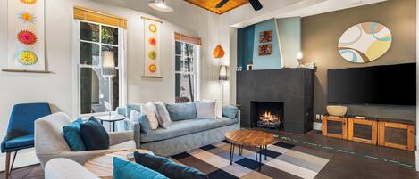 Télévision, cheminée, lecteur de DVD, vidéothèque