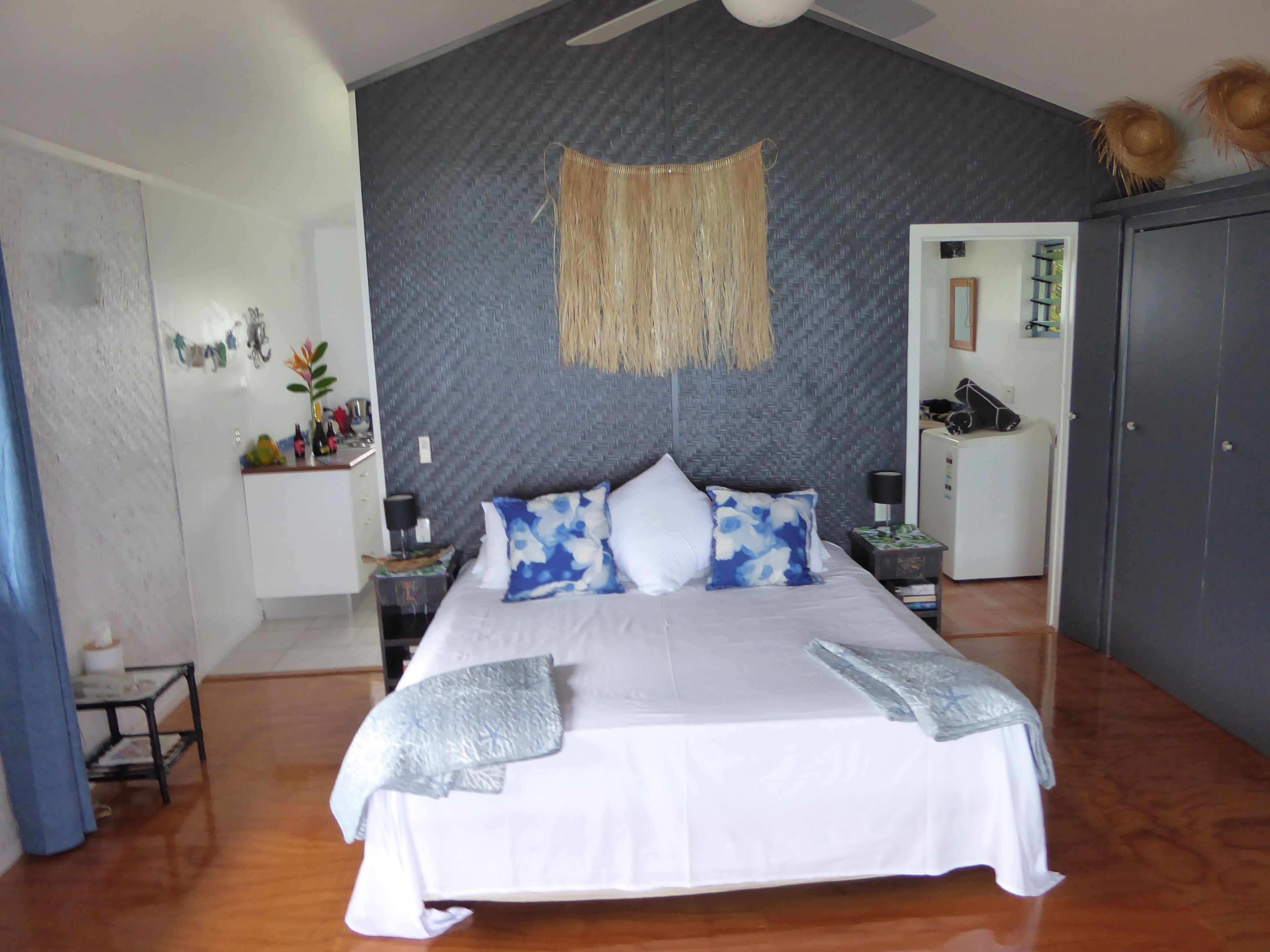 Caja fuerte, tabla de planchar con plancha, wifi gratis y ropa de cama