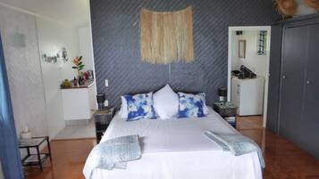 Caja fuerte, tabla de planchar con plancha, wifi gratis y ropa de cama