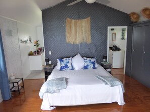 セーフティボックス (室内)、アイロン / アイロン台、WiFi、ベッドシーツ