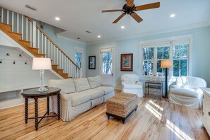 TV, DVD player, books, video library - Trachte Cottage - Close to Shopping & Dining, Free Bikes/Fitness/Tennis (Rosemary Beach)