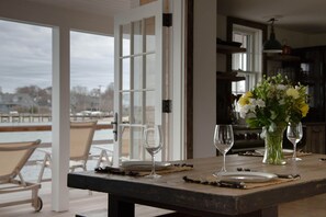 Dining - Design cottage on wharf in town - XXL private deck, private dock (Nantucket)