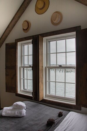 2 bedrooms, free WiFi, bed sheets - Design cottage on wharf in town - XXL private deck, private dock (Nantucket)