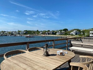 Outdoor dining - Design cottage on wharf in town - XXL private deck, private dock (Nantucket)
