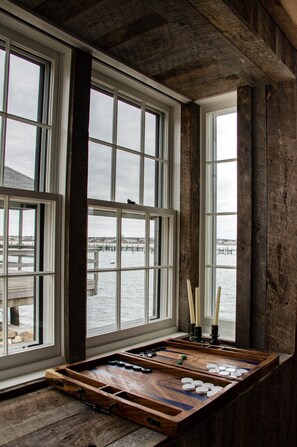 Games room - Design cottage on wharf in town - XXL private deck, private dock (Nantucket)