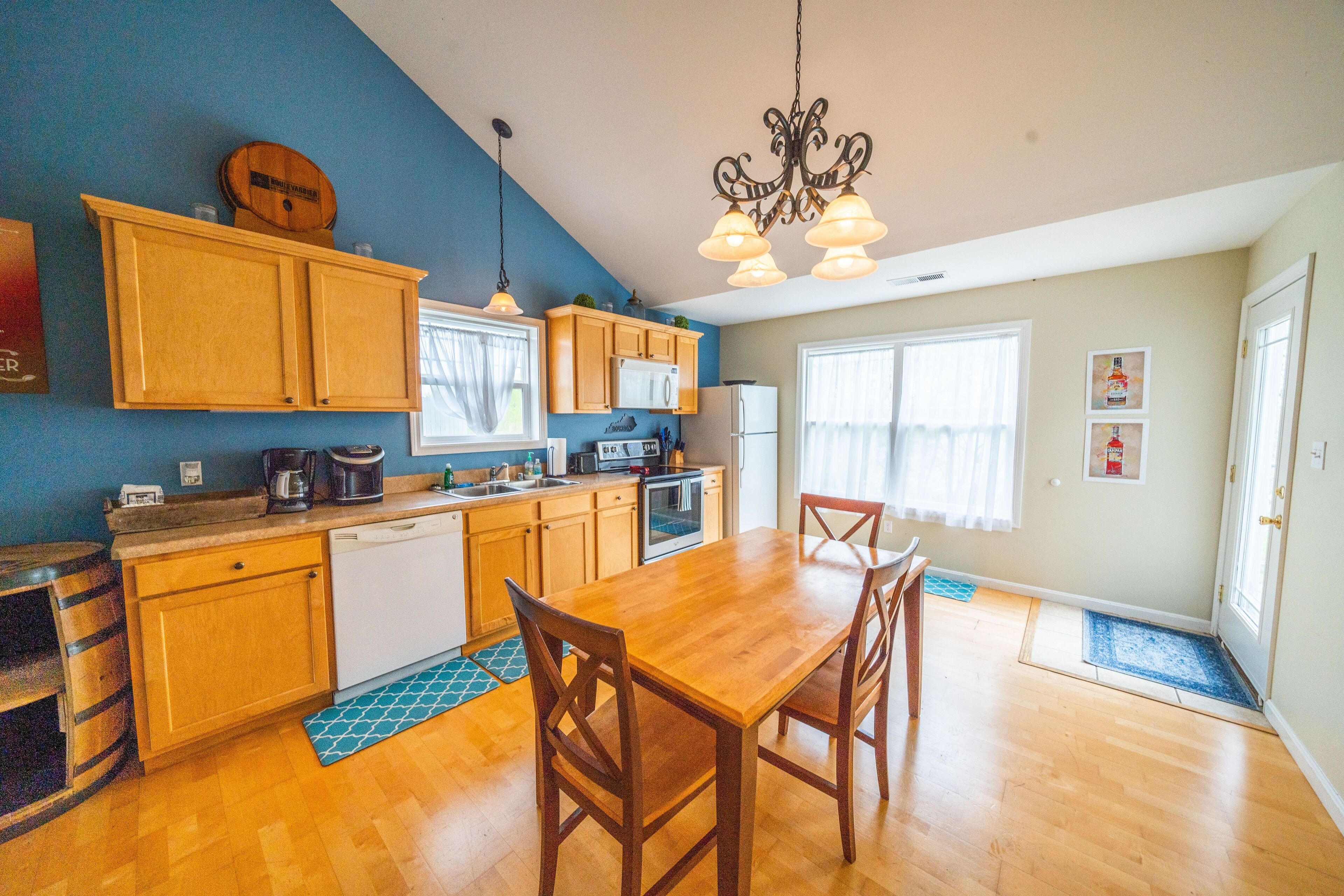 ⭐Lake side cottage✦Gated community✦community pool✦private hot tub✦nearby golf course✦nearby frisbee golf course✦nearby Marina✦nearby liquor stores⭐