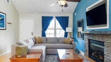 Smart-tv, eldstad och dvd-spelare