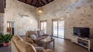 Fernseher, Kamin, DVD-Player