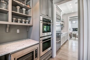 Geladeira, micro-ondas, fogão, cooktop