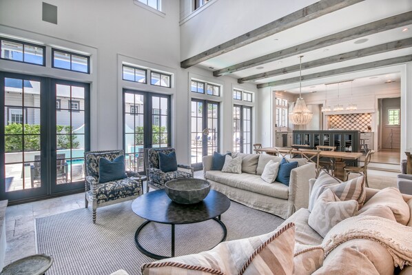 Televisio, takka, DVD-soitin, videokirjasto