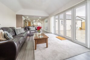 Smart TV, fireplace, DVD player - A thoughtfully converted three-bedroom barn conversion, near wonderful beaches. (Chacewater)
