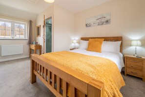 3 bedrooms, soundproofing, WiFi, bed sheets - A thoughtfully converted three-bedroom barn conversion, near wonderful beaches. (Chacewater)