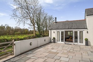 Terrace/patio - A thoughtfully converted three-bedroom barn conversion, near wonderful beaches. (Chacewater)