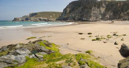 Ein charmantes, historisches Ferienhaus für vier Personen in einem Küstendorf.