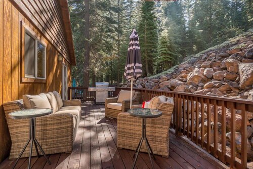 Northwoods Charmer - Beautifully Decorated!