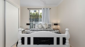 4 bedrooms, iron/ironing board, WiFi, bed sheets