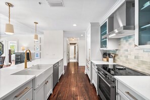 冷蔵庫、電子レンジ、オーブン、コンロ