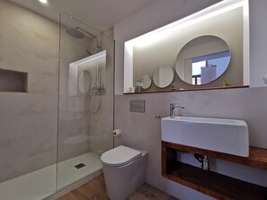 Suihku, hiustenkuivaaja, pyyhkeet