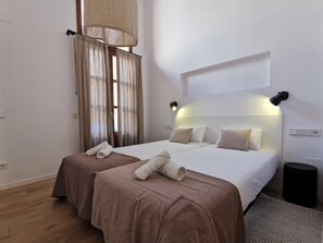 2 عدّة غرف نوم ومكواة/لوح كي وإنترنت مجاني وملاءات أسرّة