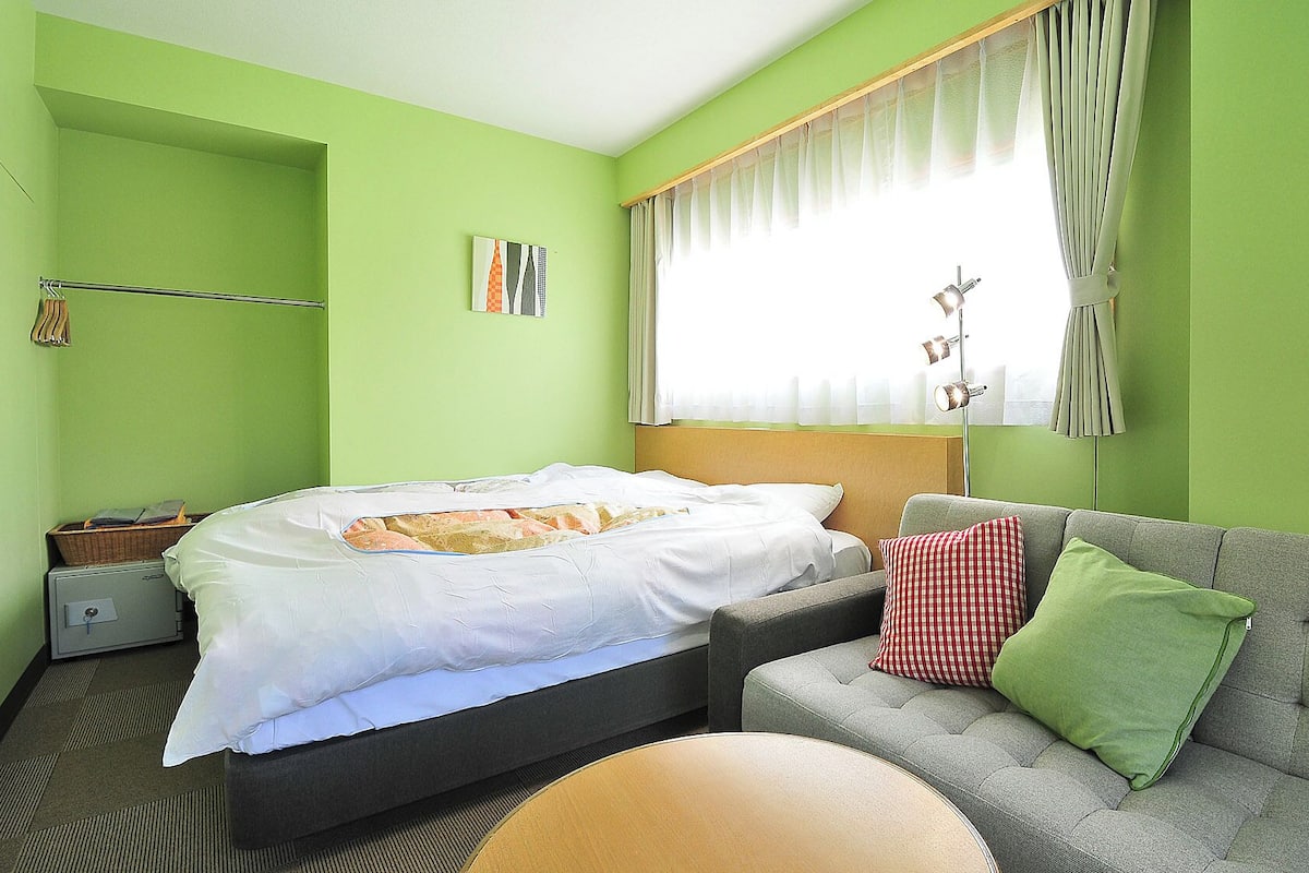 Standard Twin Room, Shared Bathroom | In-room safe, desk, free WiFi, bed sheets