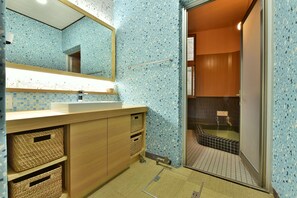 個別の浴槽とシャワー、温泉浴槽、バスアメニティ (無料)、ヘアドライヤー
