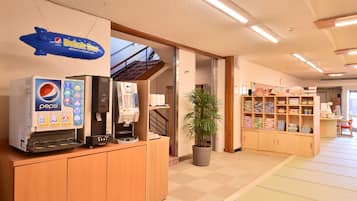 Zona de máquinas expendedoras con una máquina de Pepsi, dispensador de hielo y dispensador de bebidas.