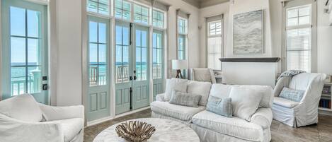 Télévision, cheminée, lecteur de DVD, vidéothèque