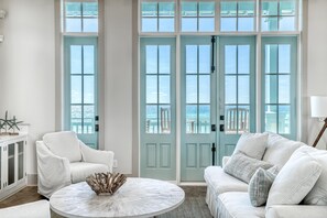 TV, peis, DVD-spiller og filmbibliotek