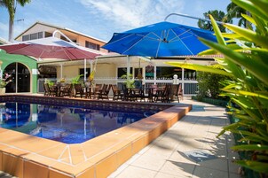 Una piscina al aire libre (de 07:00 a 21:00), sombrillas