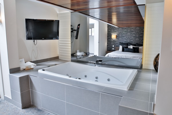 Spa Suite, 1 King Bed | Bathroom | Free toiletries, hair dryer, towels, soap