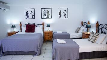 Family Room, 1 Queen Bed & 2 Single Beds | 2 dormitorios y ropa de cama de alta calidad
