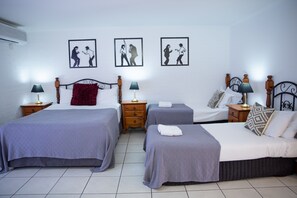 Family Room, 1 Queen Bed & 2 Single Beds | 高級寢具、筆電工作空間、熨斗/熨衣板、免費無線上網