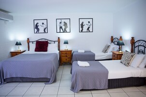 Family Room, 1 Queen Bed & 2 Single Beds | Roupas de cama premium, espaço de trabalho para notebook