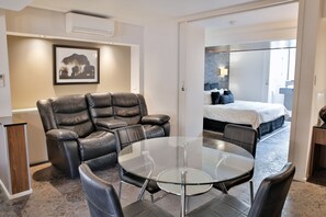 Spa Suite, 1 King Bed | Wohnbereich